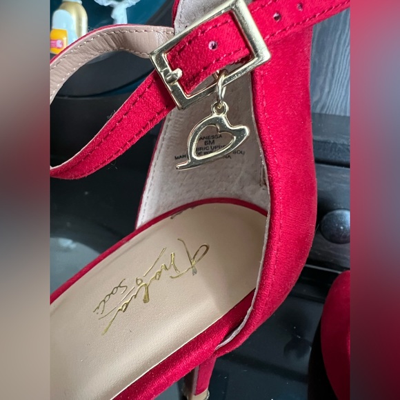Thalia Sodi Vanessa Heart Charm Red Velvety Faux Suede Zip Back Heels Size 6 NIB - Picture 6 of 9